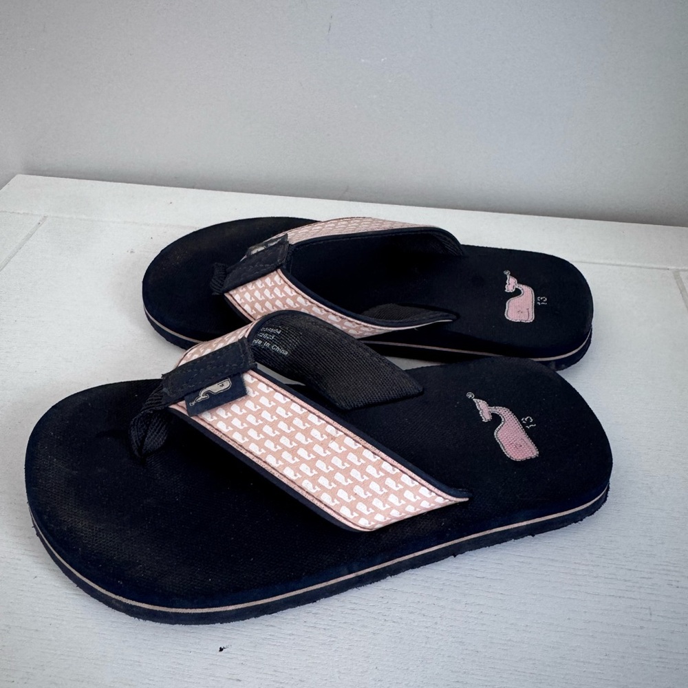 Vineyard Vines Navy & Pink Flip Flops 🐳